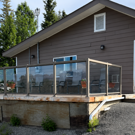 Parkside Inn - Back deck seating area