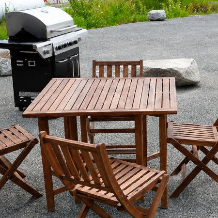 outdoor-dining-area-with-grill-yukon-inns-relaxation-space