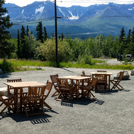 outdoor-seating-yukon-inns-with-mountain-view-and-tables